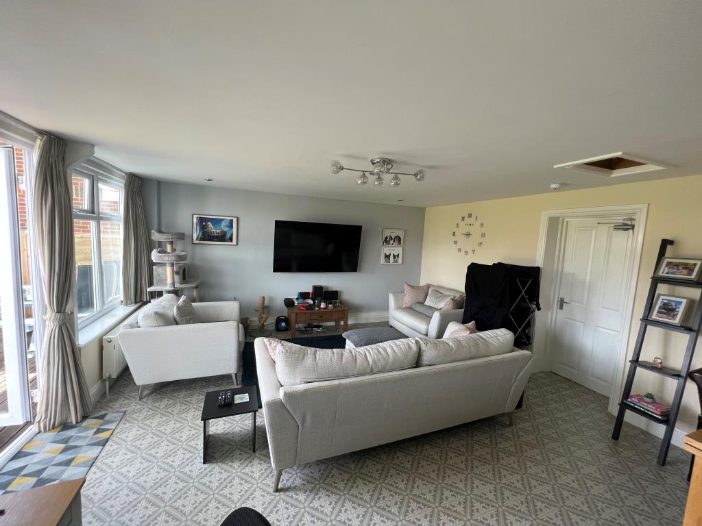 Lot: 104 - FREEHOLD HMO ON A PLOT OF 0.12 ACRES - Flat 1 Living room